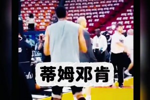 这就是男人！可以为了热爱的篮球将下雨后的地板擦洗干净